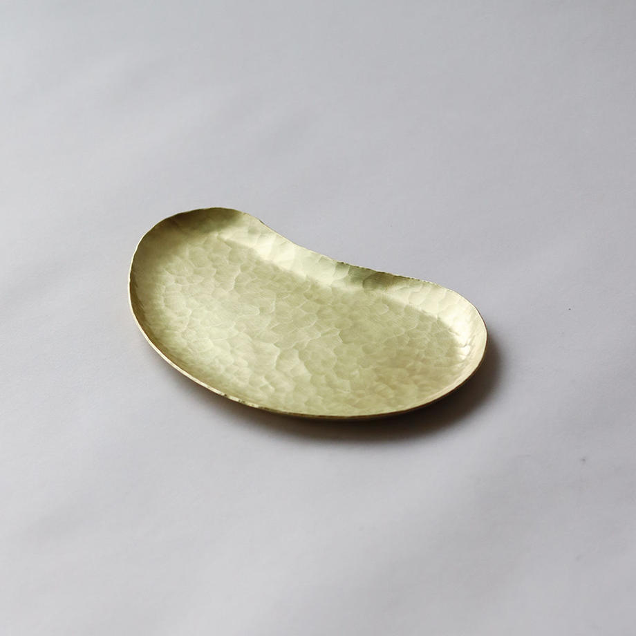鎌倉 雑貨 GOKOTI YUIGAHAMA【WATO】鎚目模様の勾玉平皿（真鍮