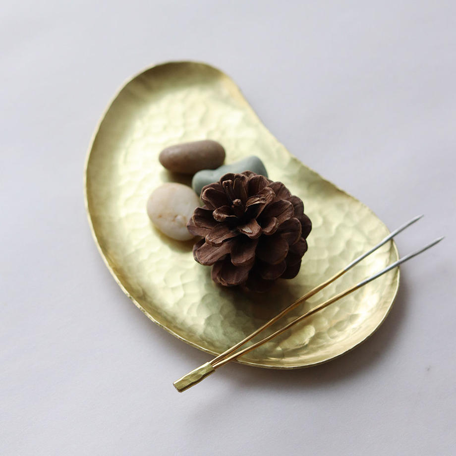 鎌倉 雑貨 GOKOTI YUIGAHAMA【WATO】鎚目模様の勾玉平皿（真鍮